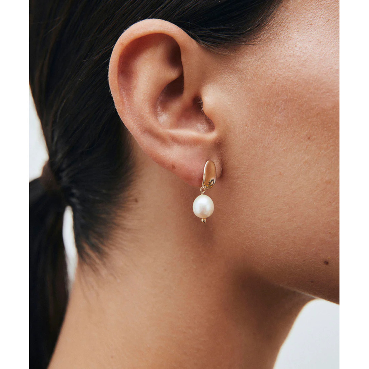 PENDIENTES BOTÓN OVAL CON PERLA  - G4035